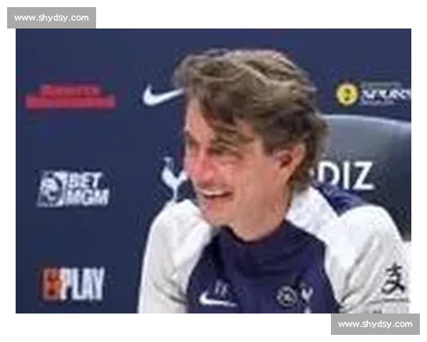 赛后碰杯的对手:弗兰克与莫耶斯的酒友情谊